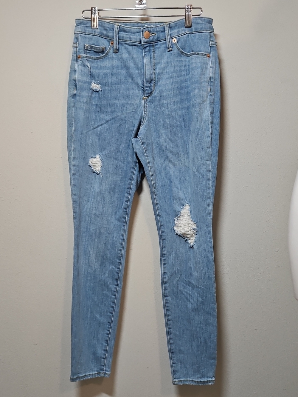 Universal Threads Size 6 Distressed High-Rise Women’s Jeans